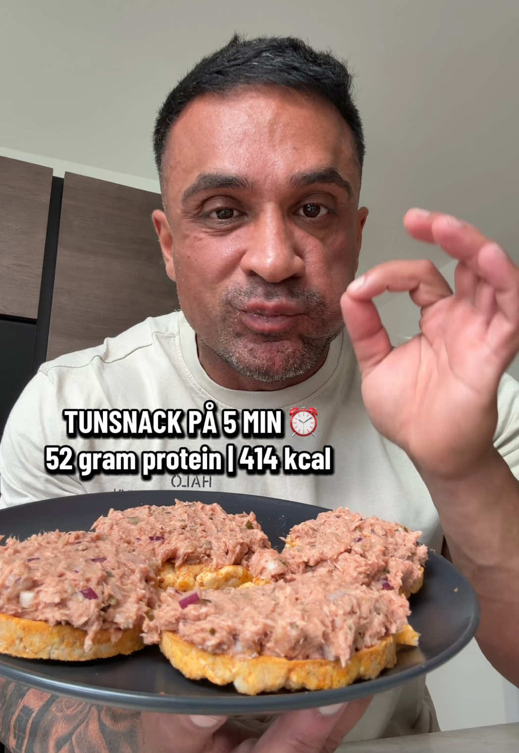 PROTEINRIG snack/frokost ✅ Den her PT mit GO-TO her i sommeren - nem, hurtig og protein også smager den super 😍💪 Også har du nok de fleste ingredienser derhjemme 🫵☺️ Ingredienser: - 200 gram tun - 4 riskiks - 30 gram creme fraiche light - sriracha chili - hakket rødløg og syltet agurk - salt og peber #food #new #Recipe #help #tips #life #Love #motivation #inspiration #hack #Summer #easy 