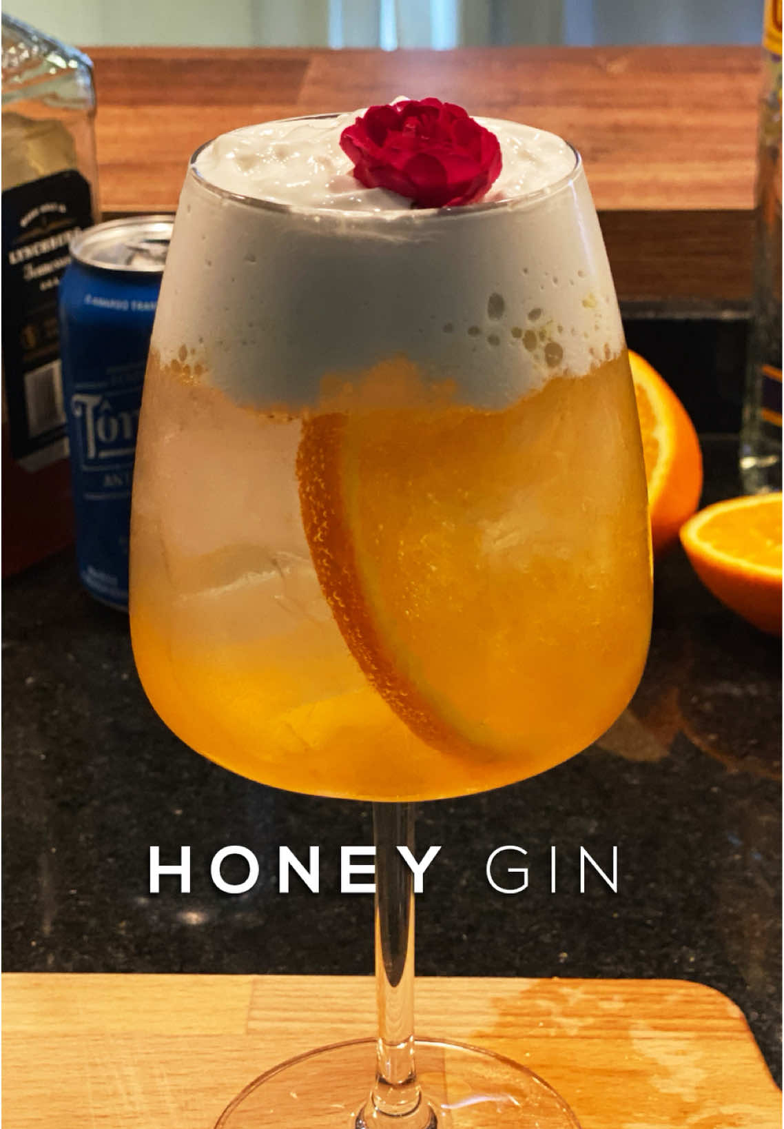 Honey Gin 🌸 Sabe aquela gin tônica de respeito? Agora imagina ela com mel e uma espuma de laranja com gengibre... ficou curioso? Então se liga nessa receita! • Dilui meia dose de mel em uma dose de gin, • Adiciona uma rodela de laranja, • Enche o copo de gelo, • Completa com água tônica, • Mistura tudo com estilo, • Finaliza com espuma de laranja com gengibre, • E decora com uma flor comestível. Pronto! Um drink leve, elegante e com um sabor surpreendente. Curtiu? Comenta aí se vai testar em casa e marca os amigos que vão virar drinkeeerooo com você! #HoneyGin #DrinkDoDia #GinTônicaDiferente #ReceitaDeDrink #BartenderBR #VamoDeDrink