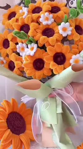 DIY daisy flower in pipe cleaner for home de coration #handmade #DIY #handmadegifts #handmadecraft #gift #flowers #craft #diyproject #diyfashion #diycraft #daisy #uktiktok #foryou #tiktok #diystufftomake #handcraft #TikTokCrafts #bouquet #DIYCrafts #flowerlovers  #pipecleanerart #pipecleanerflowers #uktiktok