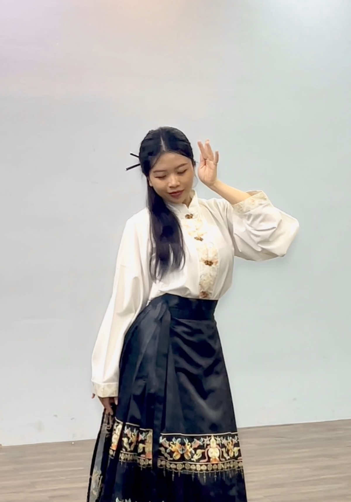 Nhẹ nhàng bữa nữa hen. 🌹🌹#thamtrico #nhactrungquoc #muacotrang #madien #fypシ゚ #lopnhaygovap #lopnhaydonizy #trending #xh #donizy🐦‍🔥 #nhacremix 