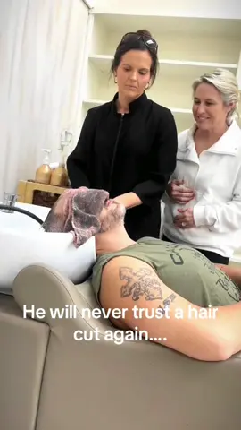 Barber prank 🤣🤣 #scarepeople #prank #funny #scarecam #funny #viral #haha #fyp #funnyprank #scareprank #action 