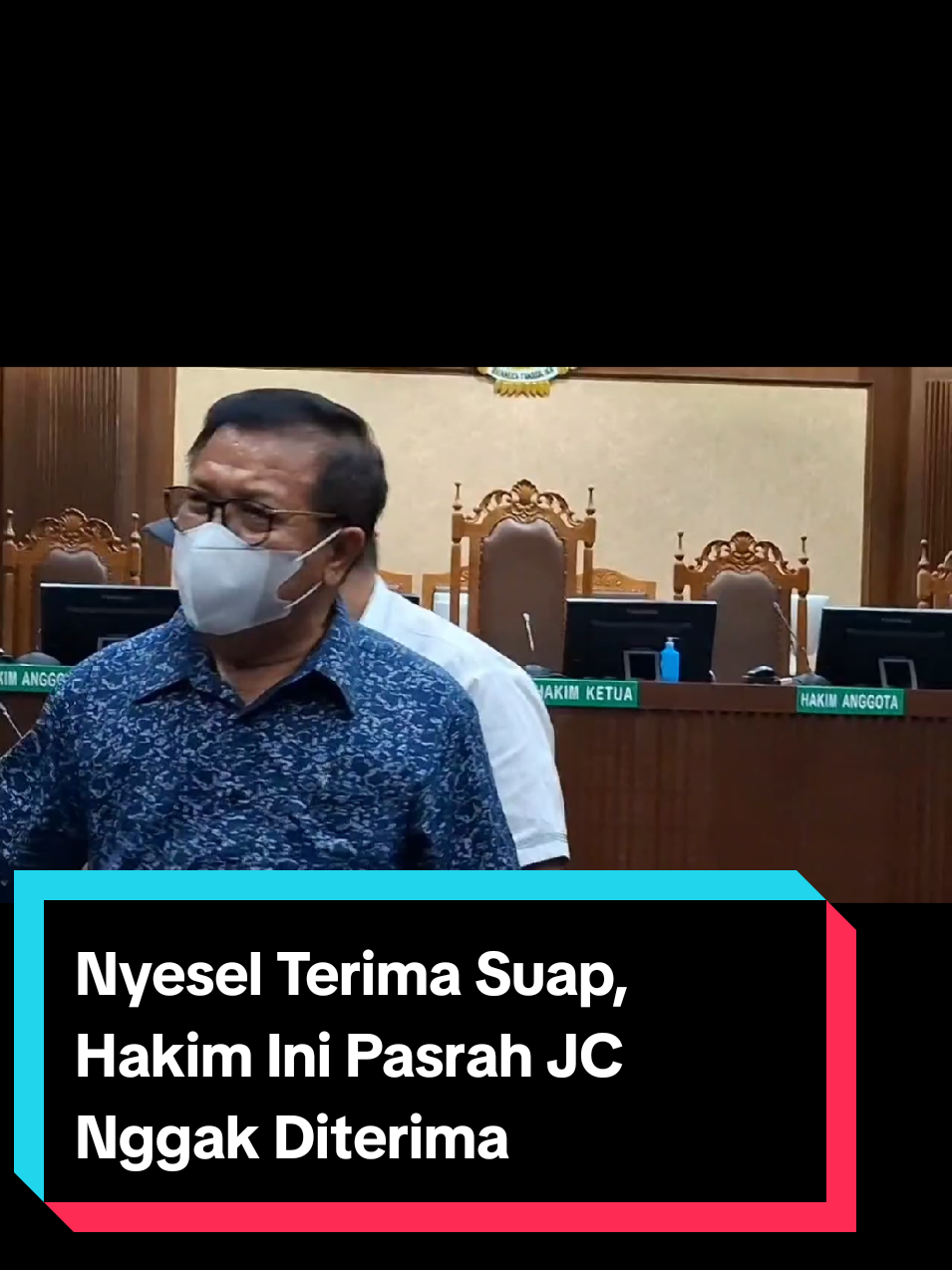 Dua hakim nonaktif Pengadilan Negeri (PN) Surabaya, Erintuah Damanik dan Mangapul hanya bisa tertunduk lesu pasca mendengarkan vonis majelis hakim Pengadilan Tipikor Jakarta Pusat. Keduanya sama-sama dijatuhi hukuman selama 7 tahun penjara terkait vonis bebas Gregorius Ronald Tannur. Erintuah sendiri hanya bisa pasrah atas putusan yang telah dijatuhkan kepadanya. Dia pun mengaku menyesal atas kasus suap yang menjeratnya. 