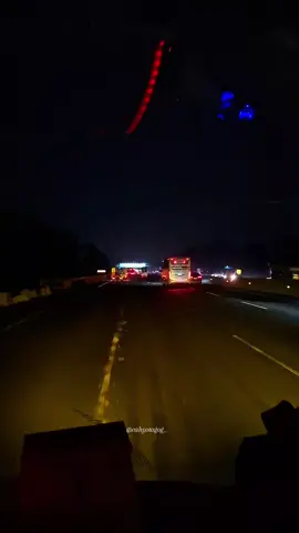 Momen seperti ini sering terjadi, tetapi masih sangat minus kesadaran dari pengendara 🙃 @sstravelink.interiorbus @sstravelink_bekasi @bima_rahmatulloh #bis #jogja #jakarta #akap 