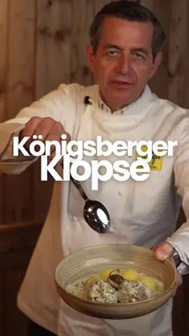 Königsberger Klopse mit Knödelinos 🌕 Für alle, die wissen wollen, wie’s richtig geht 👨‍🍳 Los geht’s mit einer eingeweichten Semmel, fein gewürfelter Zwiebel, Butterschmalz, Kapern, Sardellen und Kalbfleisch vom Metzger des Vertrauens. Dazu kommen Senf, Muskatnuss, Eier und ganz wichtig: die richtige Würze. Alles zu einer geschmeidigen Masse vermengen, Klopse formen und in einem aromatischen Sud aus Lorbeer, Wacholder und Pfefferkörnern ziehen lassen – nicht kochen! Dazu gibt’s unser Highlight: Burgis Knödelinos – einfach ins gesalzene Wasser, simmern lassen und fertig ist die perfekte Beilage. 💛 Für die Soße? Eine klassische Mehlschwitze, verfeinert mit Kapern, Zitronenschale, Sahne und frischen Kräutern. Anrichten, garnieren, genießen. Mit Knödelinos ein echter Klassiker deluxe!