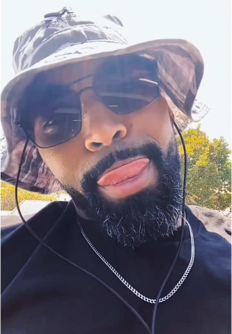 Bad Gutters?? I Got You!! ❤️❤️❤️ #fyp #kcfixit #creatorsearchinsights #BuiltStrong #HandymanHottie #handyman #HomeRepairs #DIY #FixItUp 