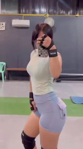 ကြက်သားတွေ တူတူတည်ဆောက်ကြရအောင်😜 💪🏼🖤🫴🏻#gym  #bodygoalz #flypシ 