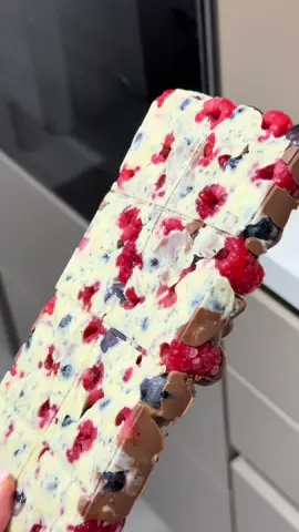Franui version at home 🍓🫐🍫 recipe:  berries raspberries & blueberries  pour white chocolate (I have Oreo) then milk chocolate (Milka 2 pieces) in the freezer for 60 minutes  the most delicious chocolate ✨ #Recipe #food #EasyRecipe #rezepte #healthyrecipes #FoodTok #MomsofTikTok #momlife #momtok #motherhood #germany 
