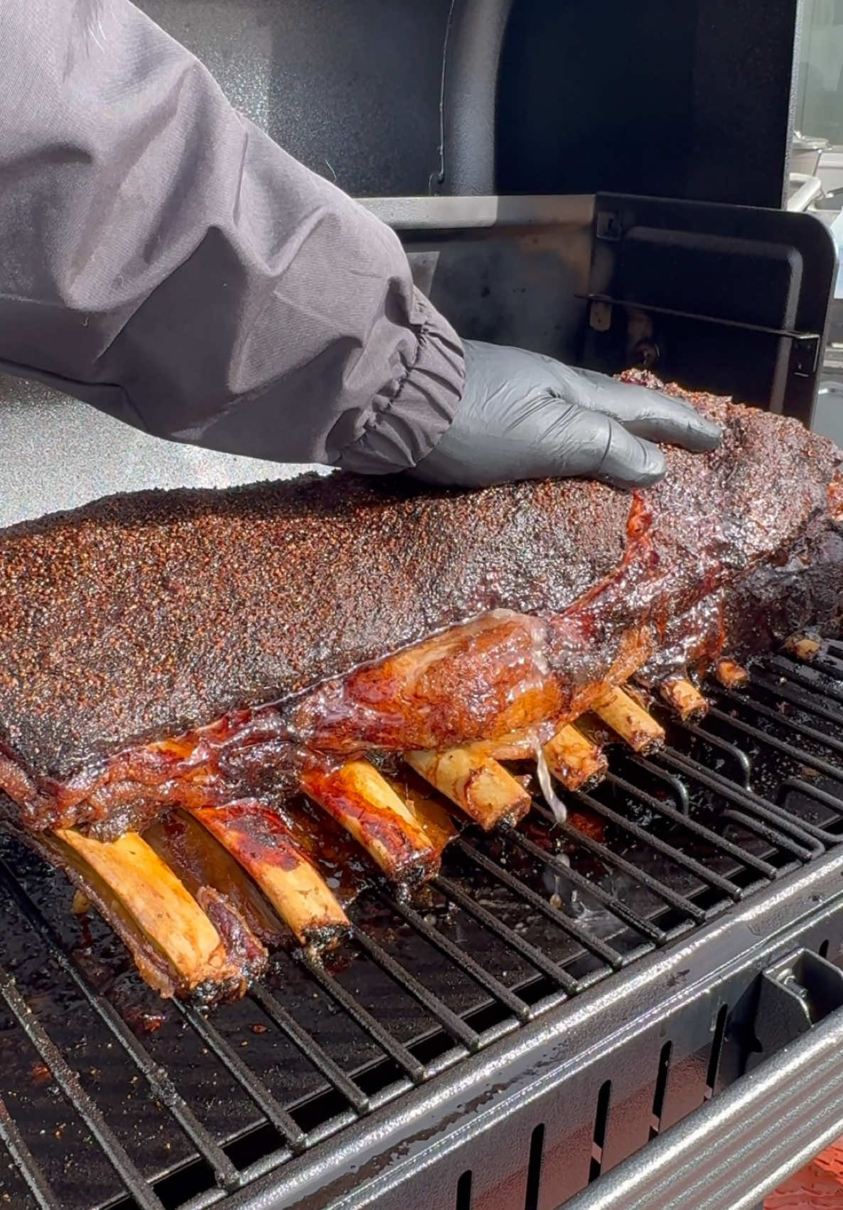Juicy Smoked Beef Ribs . . #kendrickbbq #traegergrills #beefribs #bbqribs #ramsayreacts #bbq #butcher @Traeger Grills @MEATER @Nick Hibbitts @Gordon Ramsay 