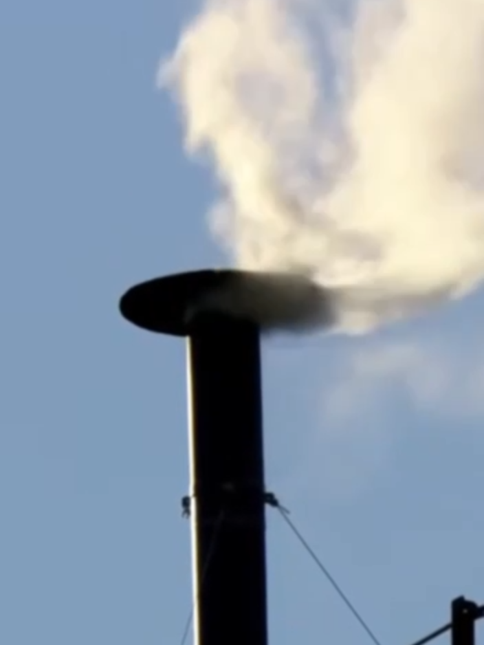 ¡HABEMUS PAPAM! Humo blanco sale de la chimenea en el Vaticano señal de que ya un nuevo Papa ha sido electo en el Cónclave.  #notibomba #vaticano #conclave #nb