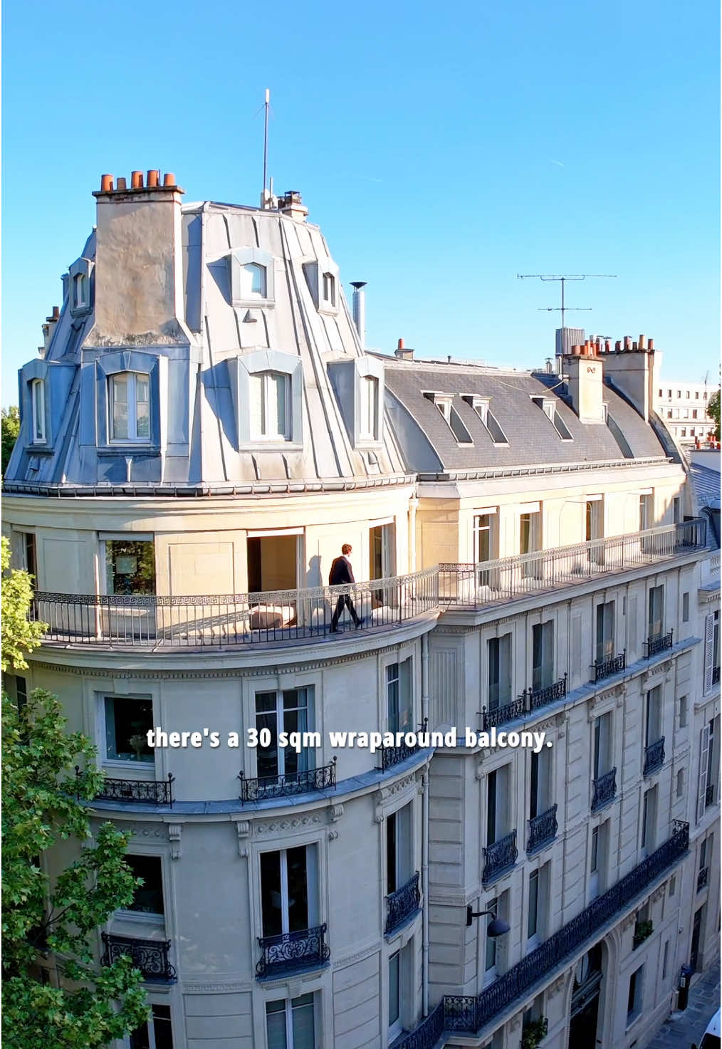 Idéalement situé à deux pas de la Place du Palais Bourbon au sein d'un immeuble haussmannien en pierre de taille, un bel appartement de 187 m2 agrémenté d un balcon filant. Un vaste salon en rotonde, une salle à manger, une cuisine familiale, un bureau indépendant. L'espace nuit comprend une suite parentale avec dressing et salle de bains privative, deux chambres partageant une salle de bains supplémentaire et une buanderie. Ideally located just steps from Place du Palais Bourbon, within a classic Haussmann-style stone building, this beautiful 187 sqm apartment features a wraparound balcony. It offers a spacious rotunda living room, a dining room, a family kitchen, and a separate office. The night area includes a master suite with a walk-in closet and private bathroom, two additional bedrooms sharing a second bathroom, and a laundry room. #immobilier #paris 