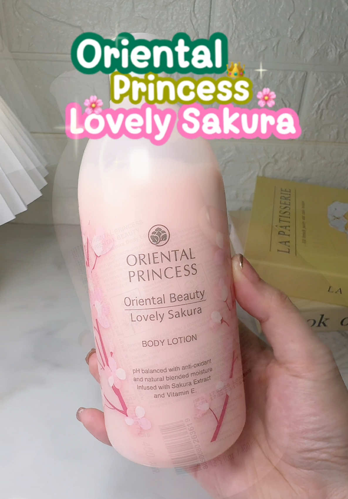 🌸✨ เปลี่ยนผิวให้หอมฟุ้งด้วยโลชั่นสุดละมุน! ✨🌸 อยากเป็นผู้หญิงที่ใครๆ ต้องเหลียวมอง เพราะกลิ่นกายหอมละมุนดุจดอกซากุระไหม? ✨ Oriental Princess Beauty Lovely Sakura Body Lotion 400ml ✨ 🌸 โลชั่นบำรุงผิวที่หอมติดทนนาน ฟีลผู้หญิงตัวเล็ก สดใส น่าทะนุถนอม 🌸 ผสานคุณค่าสารสกัดจากดอกซากุระ และ Vitamin E ช่วยบำรุงผิวให้นุ่มชุ่มชื้น เนียนใส เปล่งประกาย 🌸 กลิ่นหอมละมุน หรูหราจากดอกซากุระ สัมผัสแล้วรู้สึกเหมือนอาบความหอมตลอดทั้งวัน 🌸 ใช้ง่ายมาก: 💖 ใช้ได้ทั้งเช้าและเย็น ทาแล้วซึมไว ไม่เหนอะหนะ 💖 ผิวหอมนุ่มติดทน ขนาดที่ใครๆ ต้องทัก! ✨ อยากเป็นผู้หญิงตัวหอมแบบที่ใครก็อยากอยู่ใกล้ ต้องลองเลย! 🌸✨