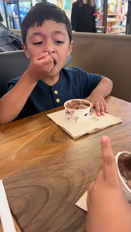 Existen dos tipos de personas comiendo helado!!! Mis hijos son polos opuestos!!! Personalidades distintas 100%🤣 #icecream #amorinogelato #houston #galleriamall 