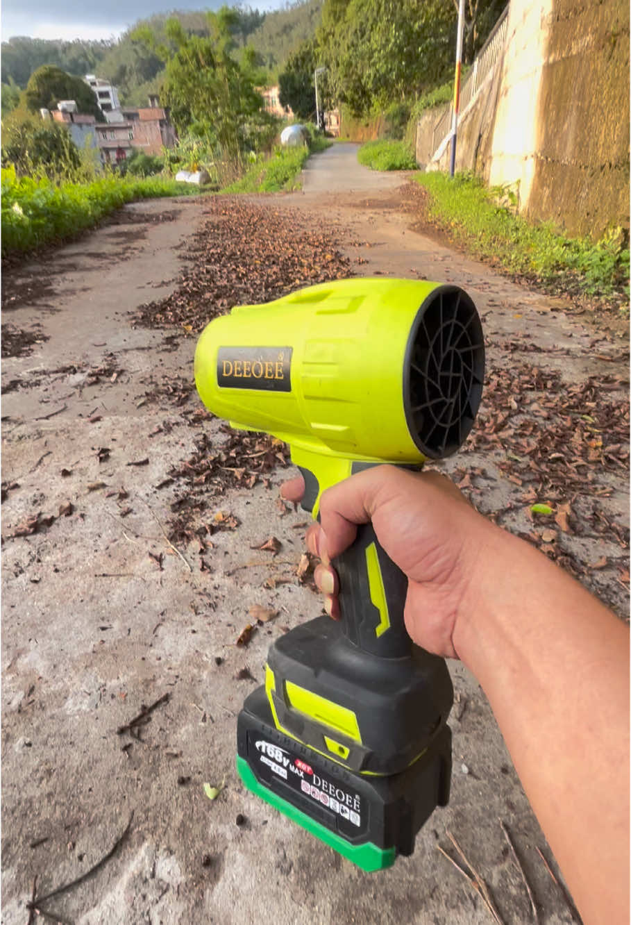 Super freak 😱 Tiny but powerful wind handheld brushless motor, a must-have for your back garden. #leafblower #carbon blowpipe #turbodry #cardry #drycar #card detail #carddetail #blower #leafblower #jetdry #miniblower #blowerchallenge #goodthing #foryou #fypシ゚viral #foryoupage #tiktokshop 