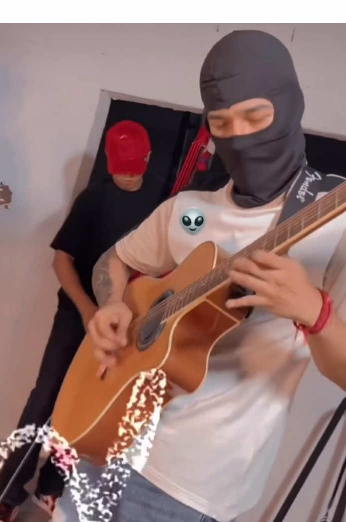 #LIVEIncentiveProgram #LIVEDebut #PaidPartnership algo de el live de anoche👽 #requinto #fypp #virallll #elf #corrido #corridostumbados 