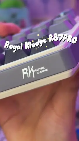 ¿Buscas un teclado pro y compacto? 🎮 El Royal Kludge R87 Pro es TKL (75%) con 88 teclas, perilla metálica programable, switches cremositos hot-swappable y compatibilidad con QMK/VIA para personalizar TODO 🔥 Es silencioso, cómodo y con materiales top ✨ Y lo mejor… ¡por menos de $300.000 COP en MercadoLibre! 🛒 Ideal para gamers, creadores y amantes de lo pro 💻 ¿Está buenísimo no? ✨ @RoyalKludge  #RoyalKludge #R87Pro #TecladoMecánico #SetUpColombia #TechLatam #gamingkeyboard #keyboardsetup #setupgamer 