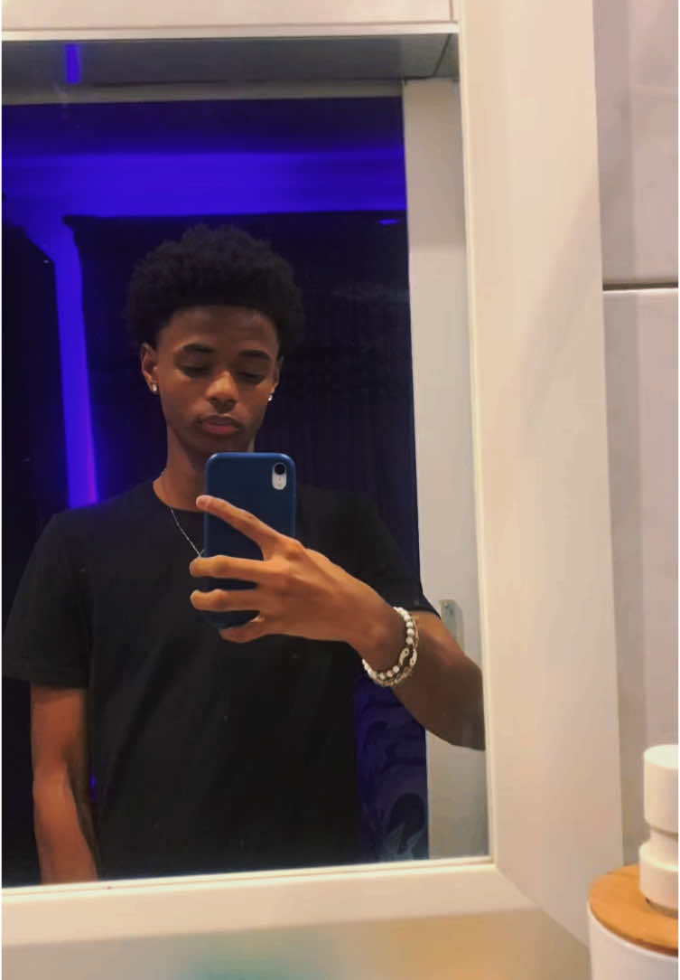 😴#fyp #earrings #lightskin #trending #viral #facecard #taperfade #mirror #brownskin #prettyboy #gunna #wunna #fineshyt 