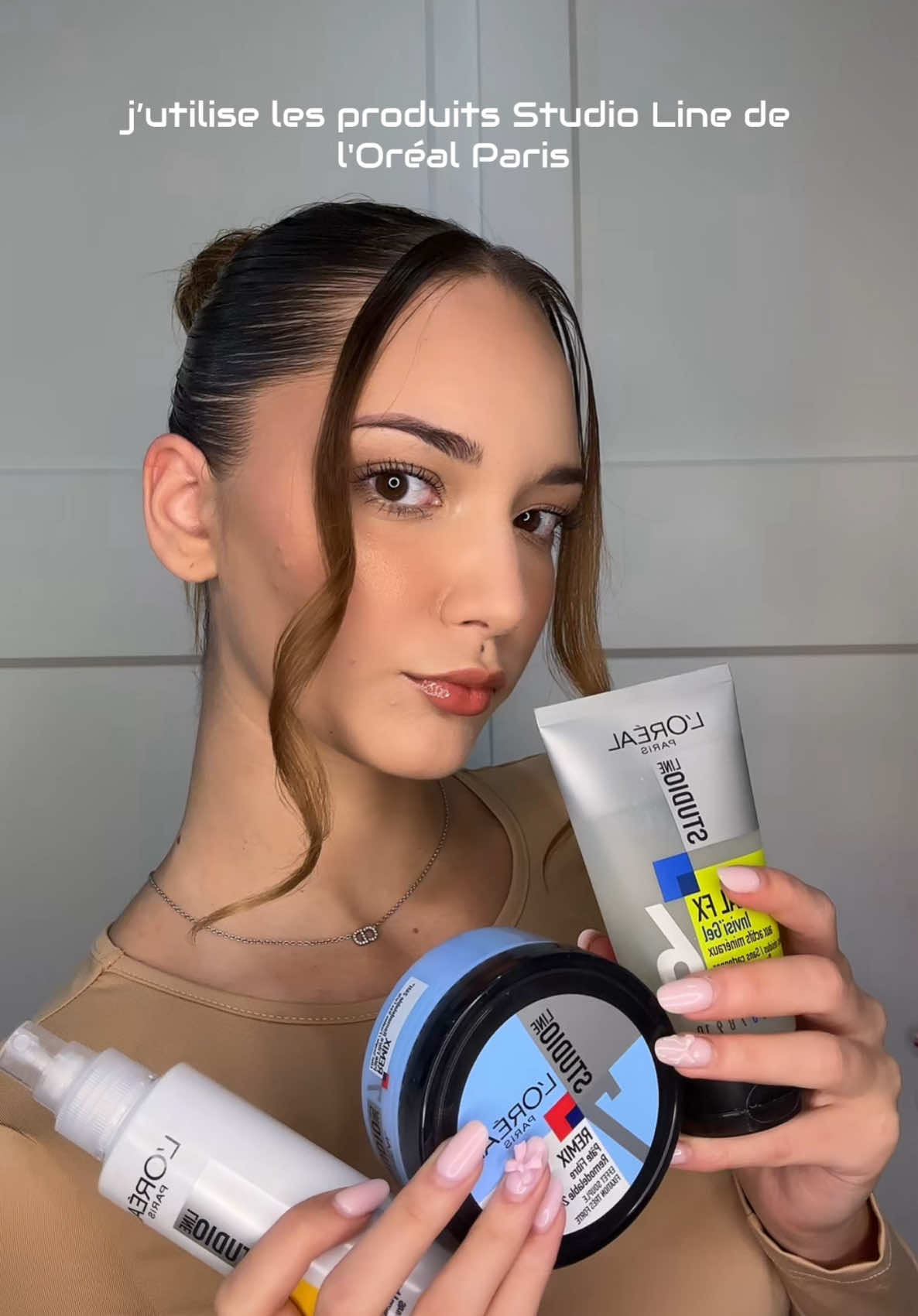 en partenariat avec @L’Oréal Paris ✨ Vous pouvez retrouver ces produits sur le site lorealparis.fr, amazon.fr et grandes surfaces 🛍️ Je vous montre comment reproduire l’une des coiffure iconique de Hailey Bieber ⭐️ 1. Sur cheveux secs ou légèrement humides, vaporiser le Spra y Go Create pour texturer légèrement et donner de la structure 2. Séparer une raie au milieu ultra droite et plaquer les cheveu vers l'arrières avec Mineral FX pour un effet sleek sans effet gras 3. Attacher en queue-de-cheval basse bien sérrée, puis twister les longueurs en chignon 4. Appliquer une petite quantité de Pâte Remix sur les baby hairs et les fixer au doigt pour une meilleure finition 5. Un dernier pschiit de Spray Go Create pour une tenue parf aite et un glow naturel Effortless mais chic, prête à sortir en mode Hailey x Rhode Girl ! 🤩 #lorealparishaircare #studioline #hairstyle #selfimprove #hairtransformation #LongLastingHold #hairtutorial #hairtok #cheveux #coiffure #haileybieber #sleekhair #sleekbun #sleekbuntutorial #plaquage #collaboration #produitsoffertsparlamarque 