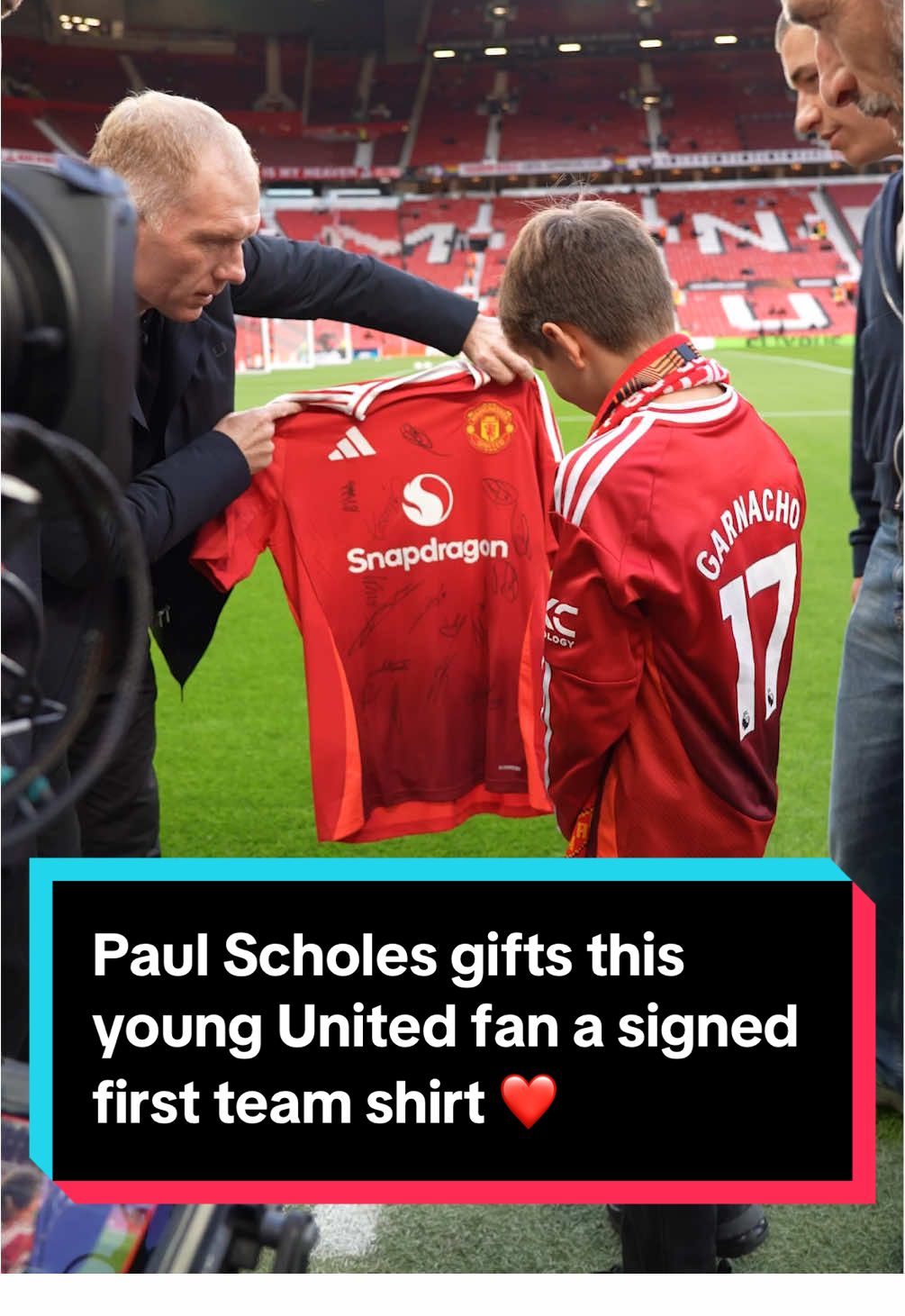 Paul Scholes gifts this young United fan a signed first team shirt ❤️ #uel #europaleague #manchesterunited #manutd #mufc 