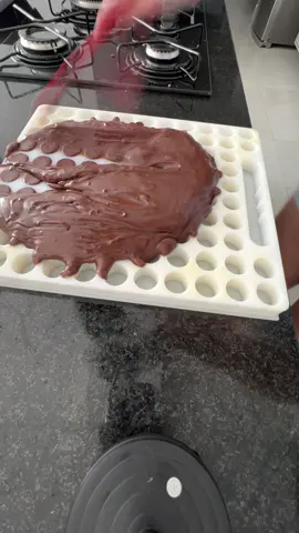 A facilidade de uma placa porcionadora 🫶🏼 100 brigadeiros em poucos minutos 