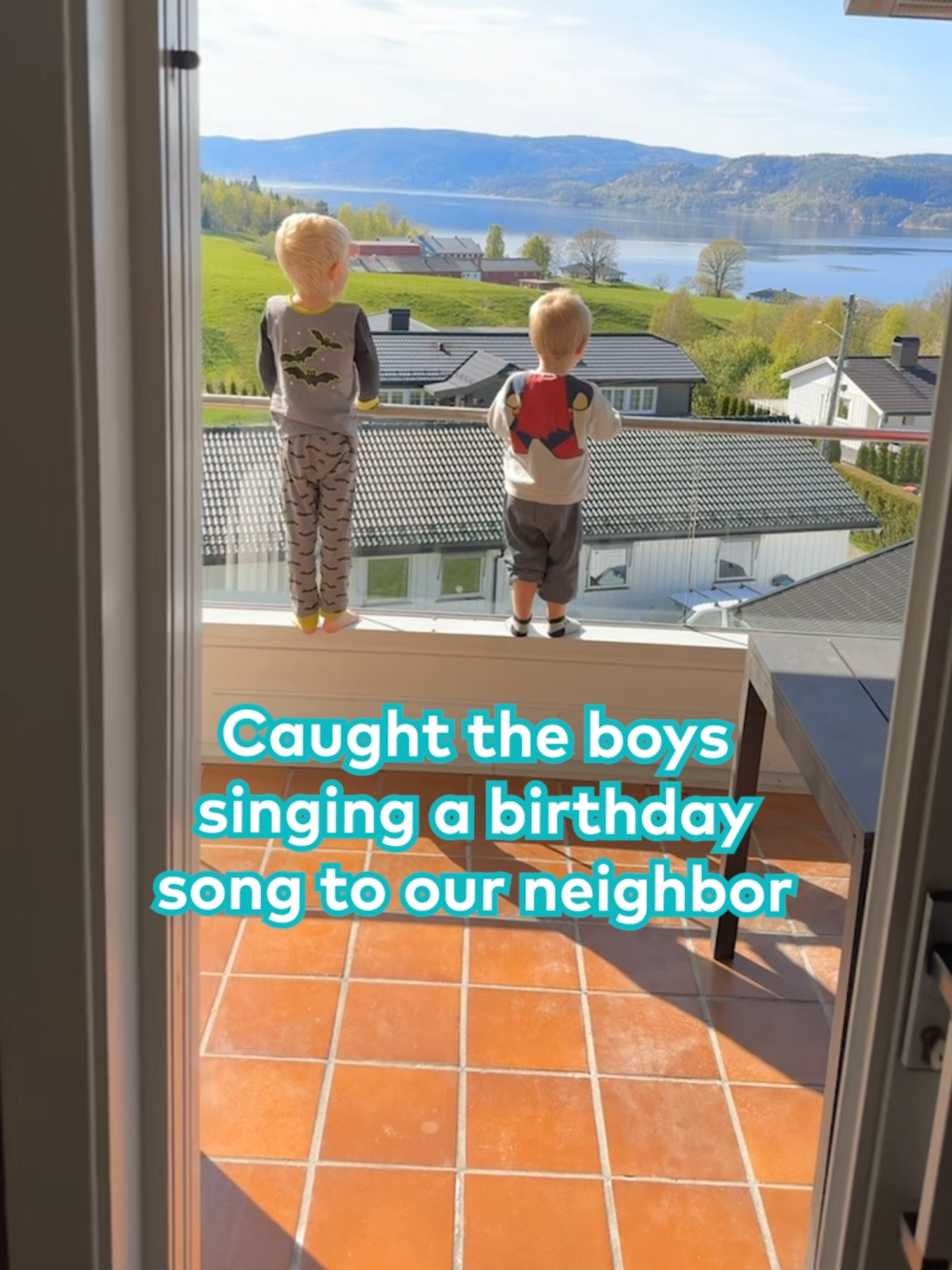 Two-year-old Syver and five-year-old Thor spotted our neighbour on his porch on his birthday and decided to sing him a birthday song in Norwegian for the whole neighbourhood to hear. 🎂🥰 Filmed by B. Brekken, licensed by ViralHog