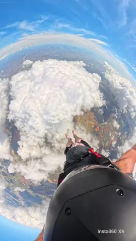 What it’s like flying by the most beautiful clouds ever, best feeling ever #skydiving #skydive #sky #freefall #free #freefly #jump #adrenaline #fear #awesome #spain #portugal🇵🇹 #treanding #gopro #insta360 #extreme #viral #fyp #plane #travel 