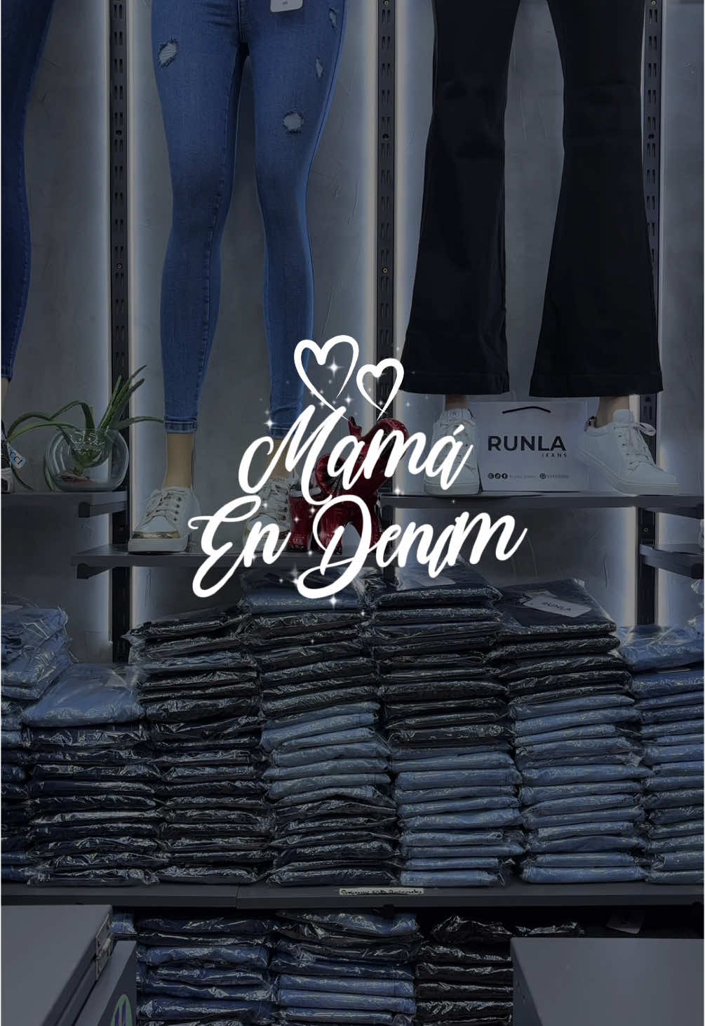 👖 Mamá en denim Estilo, fuerza y actitud… como solo ella lo tiene 💙 Sorpréndela con Runla Jeans este mes 📲  934 215 619 / 929 195 778 #MamáEnDenim #RunlaJeans #EstiloDeMamá #MesDeMamá #ModaGamarra #LookRunla