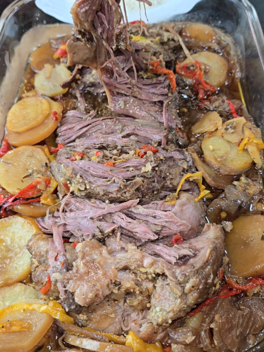 Carne assada para o almoço do dia das mães 💕 1,500kg de fraldinha  Tempeiro a gosto Pimentão  Cebola  Batatas  Forno por 3h a 200 graus  Para acompanhar aquele 🍚 @arrozvasconcelos Feliz dia das mães🌹 Gostou?  Salva ✅️ Curte 👉🏼 Comenta ✍️ #carneassada #fraldinhaassada #diadasmãe #receitadodia #arrozvasconcelos @Arroz Vasconcelos 