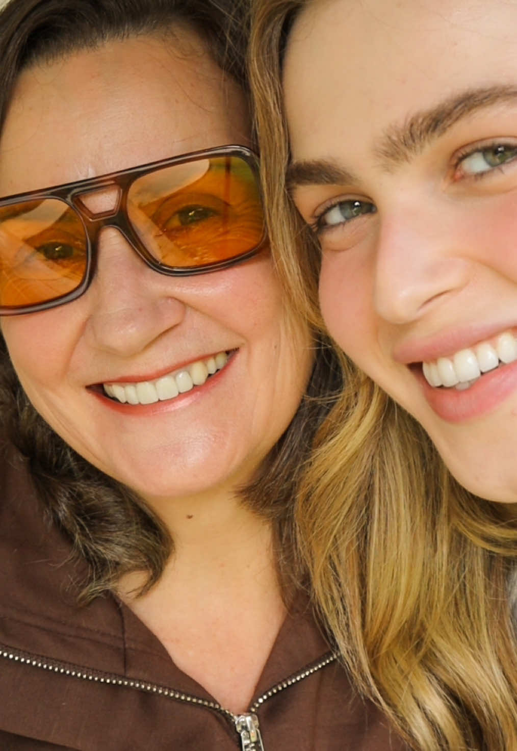 Mãe, minha primeira stylist. Desde pequena eu sempre soube que ela era a minha maior diva. Amava imitar seu jeito de andar, falar e, lógico, vestir; mesmo que nem sempre a ideia de usar roupas femininas fosse bem entendida por ela.  E é lindo demais saber que hoje compartilhamos juntas dessa inspiração uma pela outra.  Obrigada por nos presentear, com esse momento (e com looks lindos hehe)  Feliz dia das mães!  #MinhaPrimeiraStylist publicidade