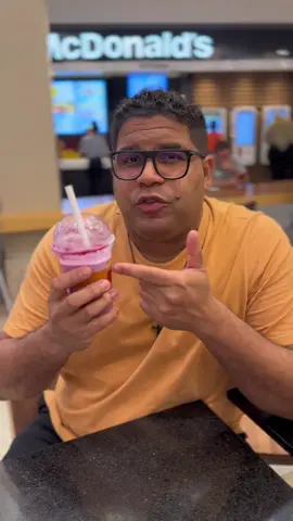 Novidade na área, o McShake Grimace, que chega oficialmente ao Brasil, tem sabor de baunilha combinado com uma calda de frutas roxas e leite #dicas #grimaceshake 