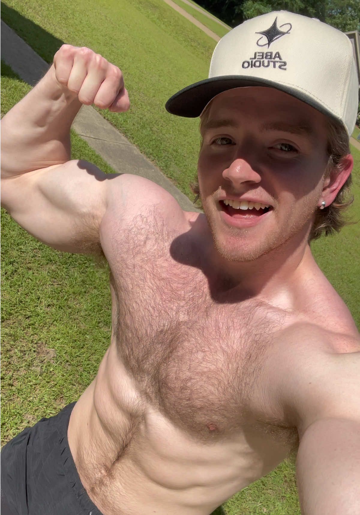 jamessturgis_fit Happy Thursday! Hope everyone's having a great day! Stay positive and do something that brings you joy and improves your well being and overall health. Stay motivated and stay hydrated! Check out @theabelstudio for the hat! Code: JAMES10 for 10% OFF !!