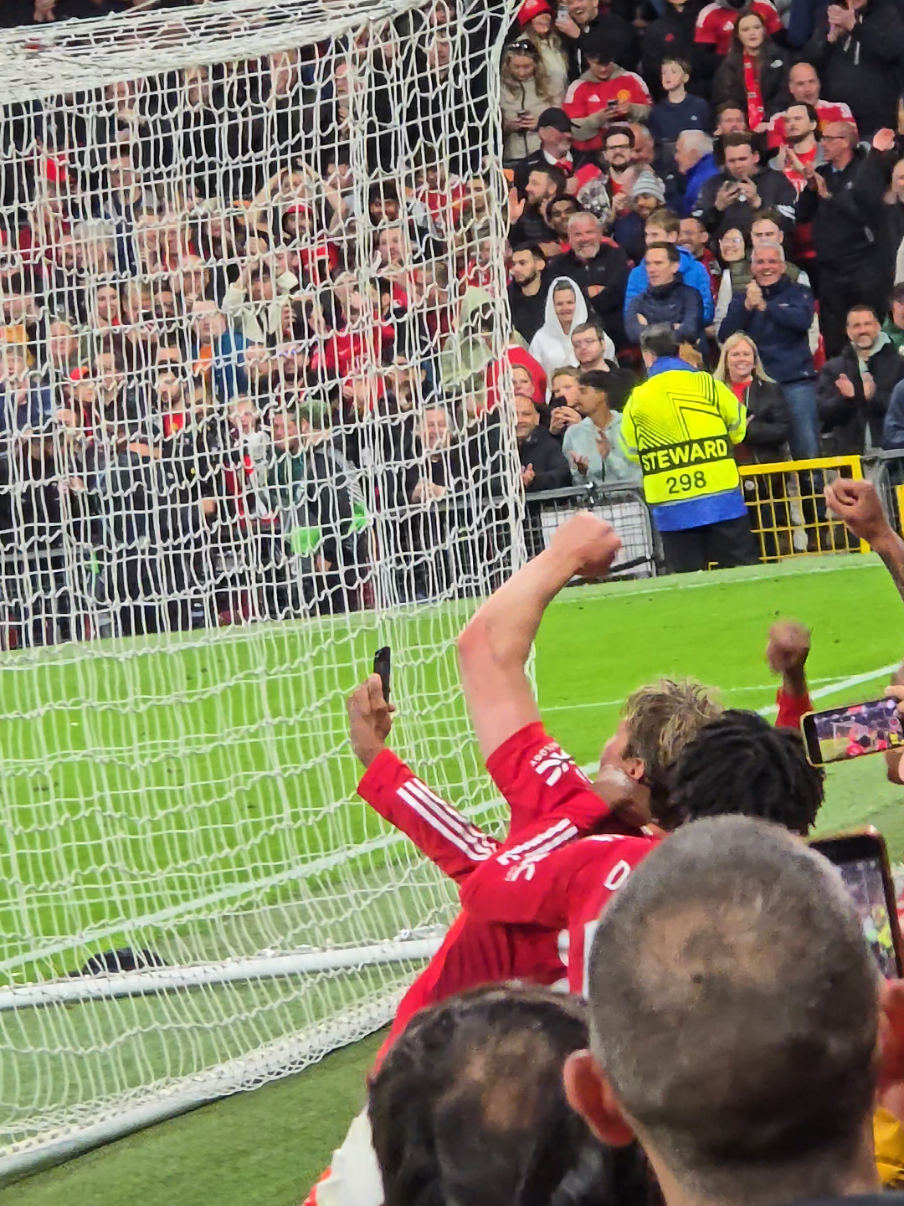 Højlund scores after great work by Amad 🔥 Those celebrations with that mobile 🤣 #mufc #manchesterunited #højlund #amaddiallo #amad #europaleague 