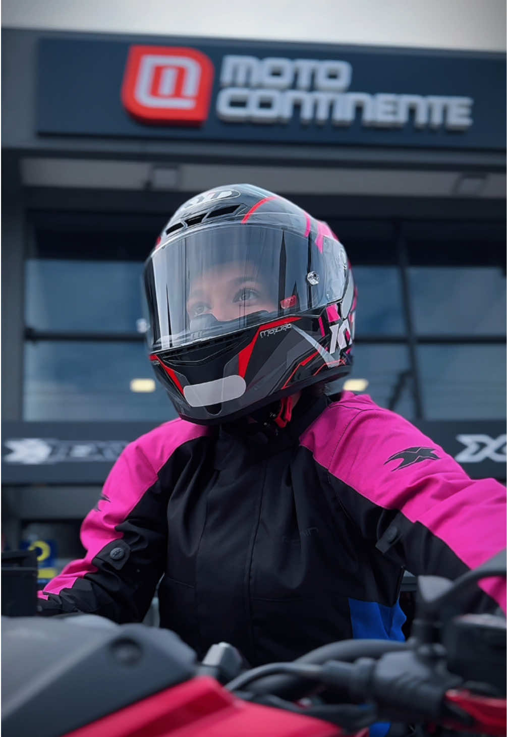 Neste Dia das Mães, presenteie com estilo e proteção! A Jaqueta Texx Ronin foi feita pra elas: mulheres que pilotam com personalidade e não abrem mão do conforto! ✨ Design moderno com caimento perfeito ☁️ Leve, resistente e super confortável ⚠️ Refletivos para mais segurança ⚙️ Ajustes nos braços, punhos e cintura De R$449,00 por R$381,65 na inauguração! E no PIX, sai por apenas R$362,57! 📲 +55 48 98838-9010 #Texx #DiaDasMães #JaquetaFeminina #LookMotociclista #EstiloMotogirl #TexxRonin #MotociclismoFeminino #MotoStyle #MotogirlBr #MotociclistaDeVerdade #Fyp #Foryou #Foryoupage #TendênciaTikTok #MotociclistaComEstilo #MotoTikTok #BikersBrasil #Motolife