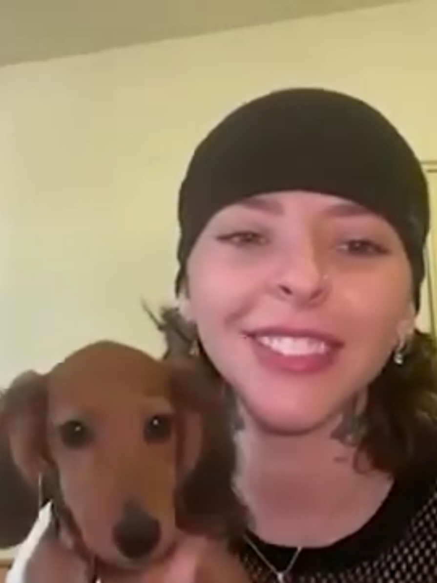 🎥| Young Miko presentando a Naila en una entrevista reciente para El Calce en Youtube  #fyp #viral #mikosexuales #youngmiko #babymiko @baby miko  #itsyoungmiko #itsbabymiko #parati #foryou #viral #dog #puppylove #dogsoftiktok 