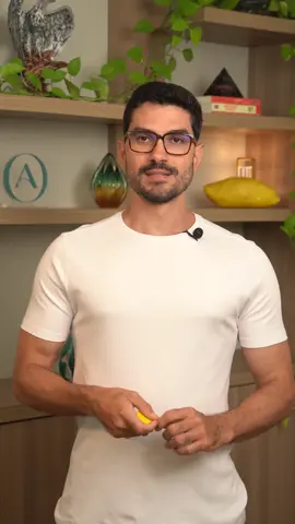 A circunferência abdominal é um dos principais indicadores de risco para infarto e AVC. E medir é simples: ✅ Pegue uma fita métrica ✅ Meça no ponto mais estreito entre o final da costela e o início do quadril ✅ Não sugue a barriga, respire normalmente ✅ Veja o resultado: Quanto maior a circunferência abdominal, maior o risco metabólico — independentemente do seu peso! 👉 Me conta: você já tinha feito essa medida antes? Estamos juntos! 🙌