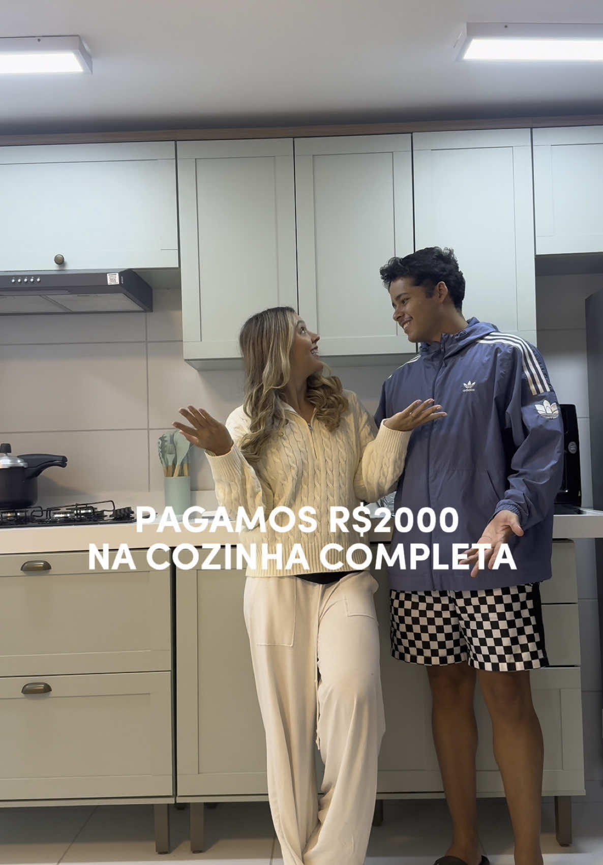 Armário modulado estilo americano com qualidade de planejado. Compramos na Madeira Madeira e o modelo é o iluminata. Você pode escolher os módulos de acordo com o tamanho da sua cozinha.  Estamos amando a qualidade, achou que valeu a pena?  #cozinhamodulada #armario #cozinha #organizacao #apartamento 
