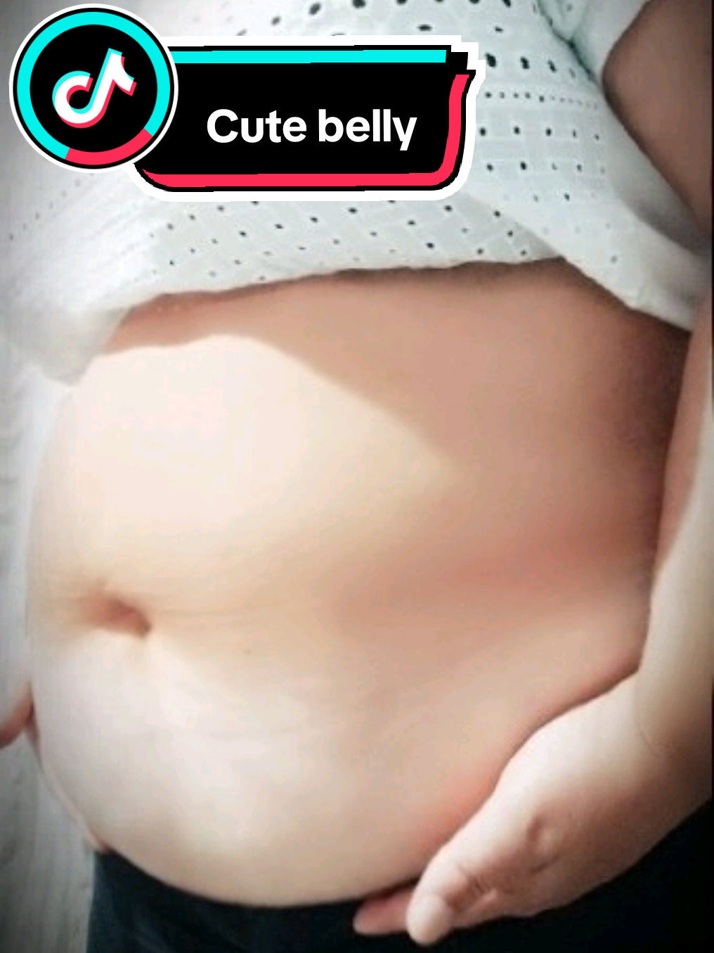 I'm just hanging out here, playing with my cute belly, squeezing and caressing it as if it were a soft pillow. Nothing like enjoying a light moment with your own cuteness! #bbw #bbwlove #bigbelly #chubbybelly #feeder #feeders #plussizetiktok #belly 