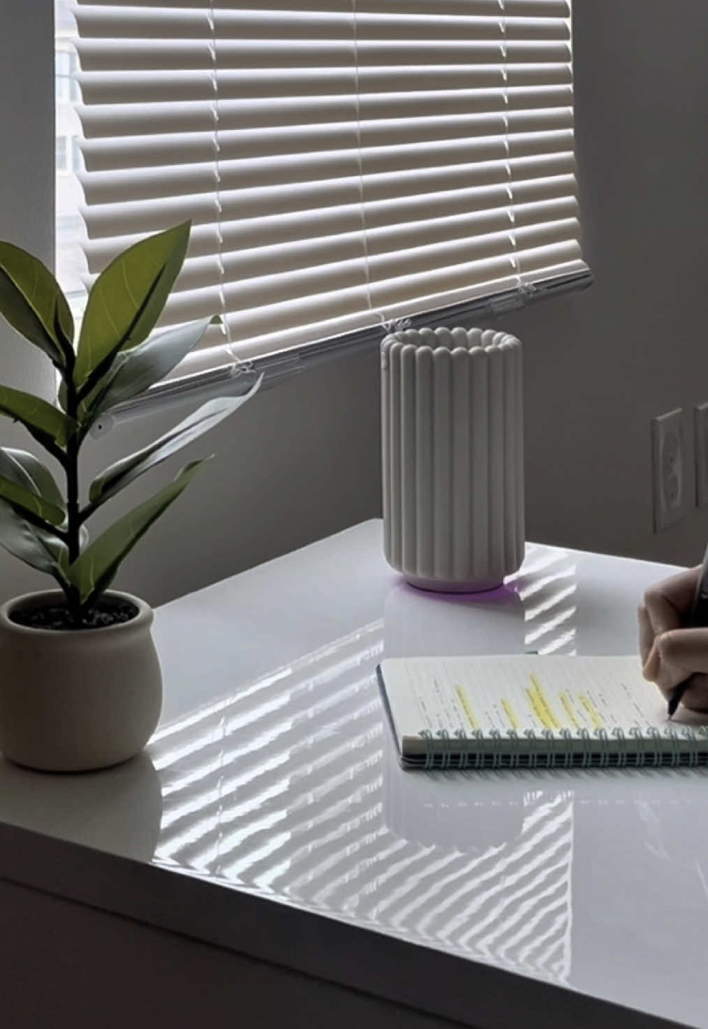 amo estudiar en un ambiente tan comfy! 🩷 @SEASONS #studyseason #studyinspo #setupmydesk #studyspace #difuser #amazonfinds 