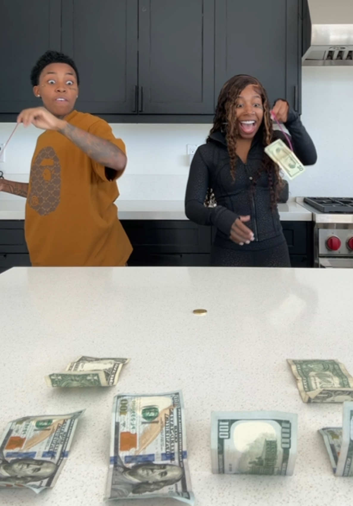 WHO CAN GET THE MOST MONEY 💰 CAHLLENGE ‼️🤣