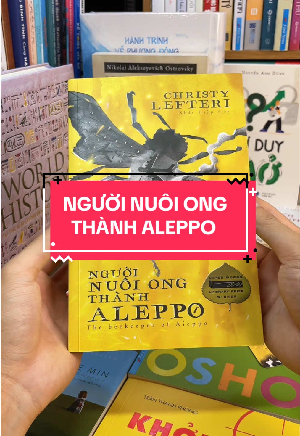 “Người Nuôi Ong Thành Aleppo” – Khi sự sống nở hoa giữa đổ nát chiến tranh! Giữa thành phố Aleppo hoang tàn vì bom đạn, một người nuôi ong bình dị đã kể lại câu chuyện không chỉ về mật ngọt và tổ ong, mà còn là tình yêu, lòng tin và hành trình chạy trốn khỏi tàn khốc để tìm lại sự sống. Cuốn tiểu thuyết xúc động này đưa bạn đi qua: 	•	Nỗi đau của một đất nước tan vỡ, nhưng cũng là nơi chứng kiến 	•	Tình yêu bền bỉ giữa vợ chồng, tình người giữa địa ngục trần gian, 	•	Và niềm hy vọng le lói mà đàn ong – biểu tượng của sự sống – mang lại. “Người Nuôi Ong Thành Aleppo” không chỉ là một câu chuyện, đó là lời nhắc nhở đầy nhân văn: trong tận cùng khổ đau, con người vẫn có thể tìm thấy ánh sáng. Đừng bỏ lỡ cuốn sách khiến hàng triệu trái tim độc giả thế giới rơi lệ! Đọc để biết trân quý những điều giản dị nhất trong cuộc sống hôm nay.#tiemsachbinhyen #BookTok #sachhay #sách #reading #nguoinuoiongthanhaleppo 