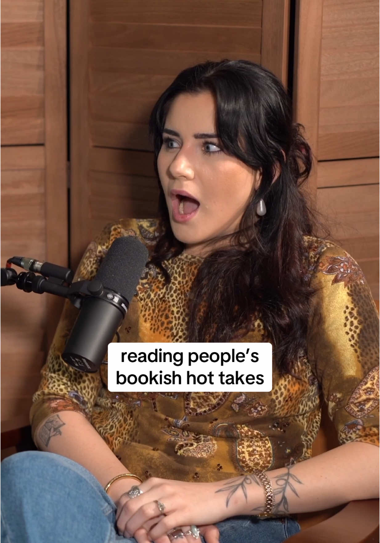 Do you read the ending of books first??!! #offtheshelfpodcast #hottake #bookishhottakes #laurenroberts 