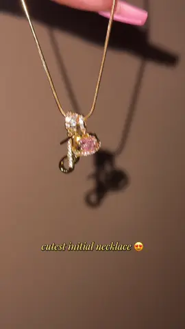 it’s so cuteeeee 😍😍😍 #initialnecklace #necklace #tiktokshop #initialnecklace #charmnecklace #summerjewelry #minimalistnecklace #creatorsearchinsights 