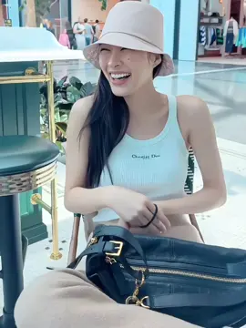 I really like it when her laughs and smiles #linglingkwong #ling #หลิงหลิงคอง 