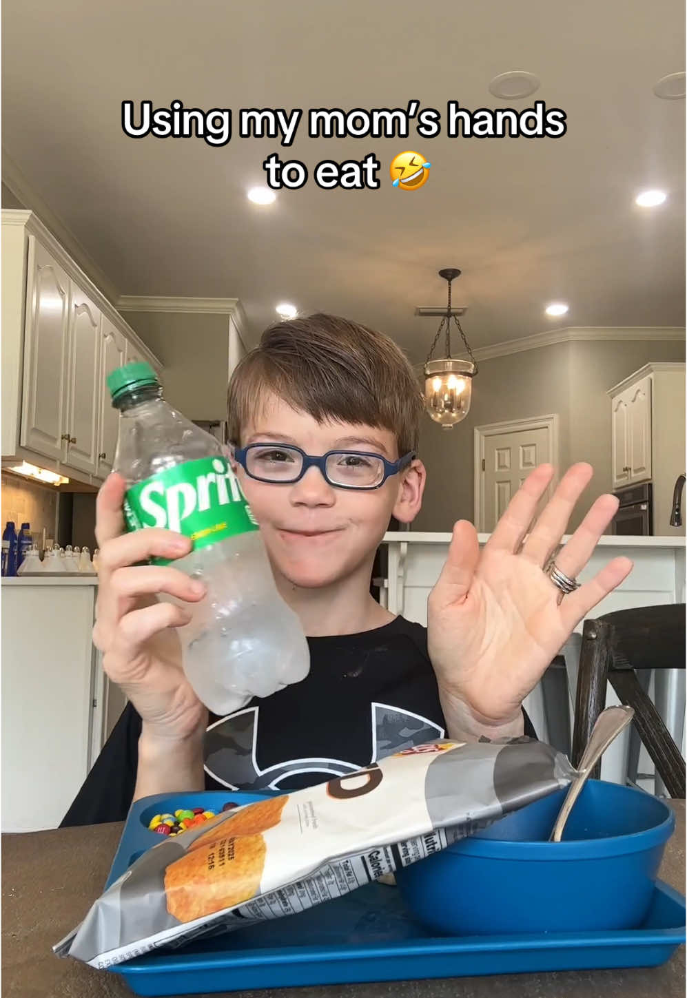 How that sprite didn’t spill is straight skill 🤣 #momandson #FamilyFun #funny #challenge 