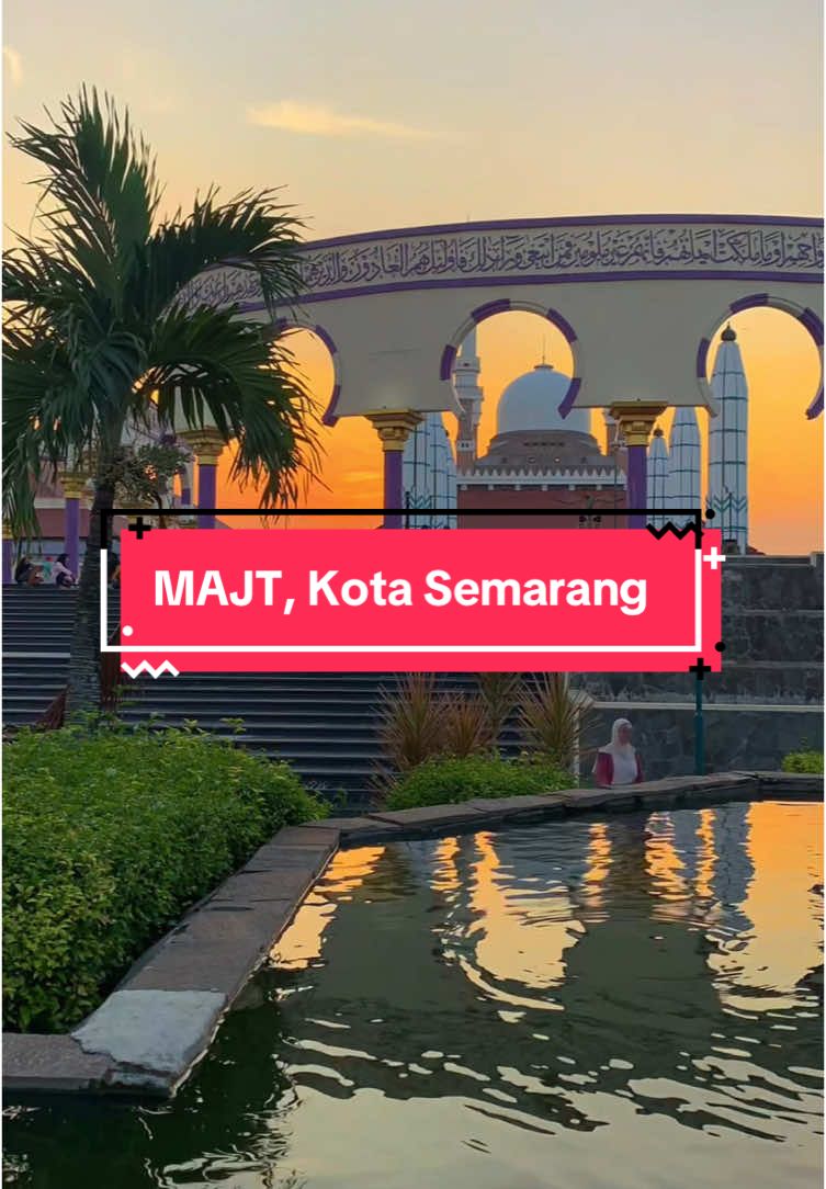 Seperti inilah wujud dari Masjid Agung Jawa Tengah yang tentunya berada di ibukota Jawa Tengah yaitu Kota Semarang. Masjid ini mulai dibangun sejak tahun 2001 hingga selesai secara keseluruhan pada tahun 2006. Masjid ini berdiri di atas lahan 10 hektare. Masjid Agung diresmikan oleh Presiden Susilo Bambang Yudhoyono pada tanggal 14 November 2006. Masjid Agung Jawa Tengah dirancang dalam gaya arsitektural campuran Jawa, Arab, dan Romawi. Diarsiteki oleh Ir. H. Ahmad Fanani dari PT Atelier Enam Jakarta yang memenangkan sayembara desain MAJT tahun 2001. Bangunan utama masjid beratap limas khas bangunan Jawa namun dibagian ujungnya dilengkapi dengan kubah besar berdiameter 20 meter ditambah lagi dengan 4 menara masing masing setinggi 62 meter ditiap penjuru atapnya sebagai bentuk bangunan masjid universal Islam lengkap dengan satu menara terpisah dari bangunan masjid setinggi 99 meter. Gaya Romawi terlihat dari bangunan 25 pilar dipelataran masjid. Pilar-pilar bergaya Koloseum di Roma dihiasi kaligrafi kaligrafi yang indah, menyimbolkan 25 Nabi dan Rasul, di gerbang ditulis dua kalimat syahadat, pada bidang datar tertulis abjad Jawi “Sucining Guno Gapuraning Gusti“. Masjid Agung Jawa Tengah ini, selain disiapkan sebagai tempat ibadah, juga dipersiapkan sebagai objek wisata religius. Yakin gak mau nyobain Sholat di Masjid semegah ini? 📍Masjid Agung Jawa Tengah, Kota Semarang #masjidagungjawatengah #masjidagungjawatengahsemarang #masjidagungsemarang #semarang #wisatasemarang_ #wisatareligi #exploresemarang 