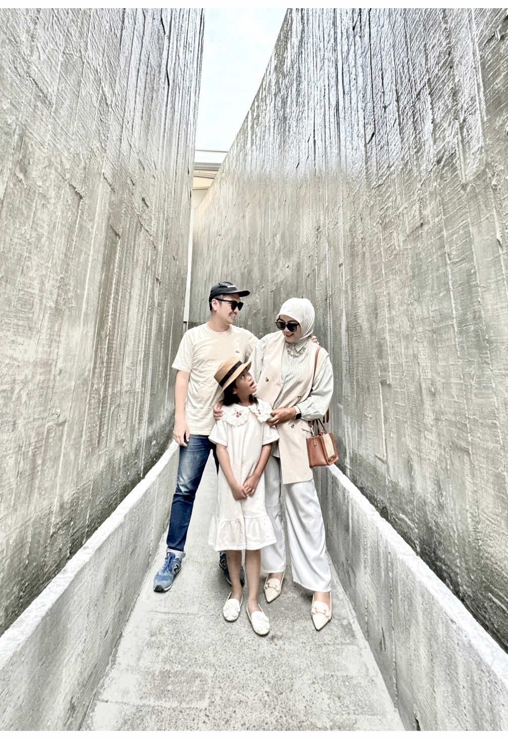 Only one take aja hasilnya sebaguss ini, kita diarahin, hasil foto”nya juga cakep bgt! Big applause buat satpam viral yang satu ini. Bener” totalitas bgt, the best buat bapak security 32do 😍😁🫶🏻 #bali #satpamviral #32dobali #explorebali #baliisland #cafebali #fyp #fyppppppppppppppppppppppp 