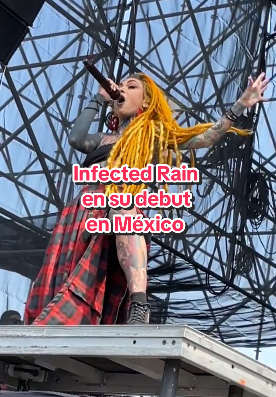 Un poco del show que se aventó Infected Rain en su debut en México, en el Titans Of Metal Fest. #infectedrain #festivals #pit @titans_of_metal @soldoutmx @infectedrain_official #metalhead