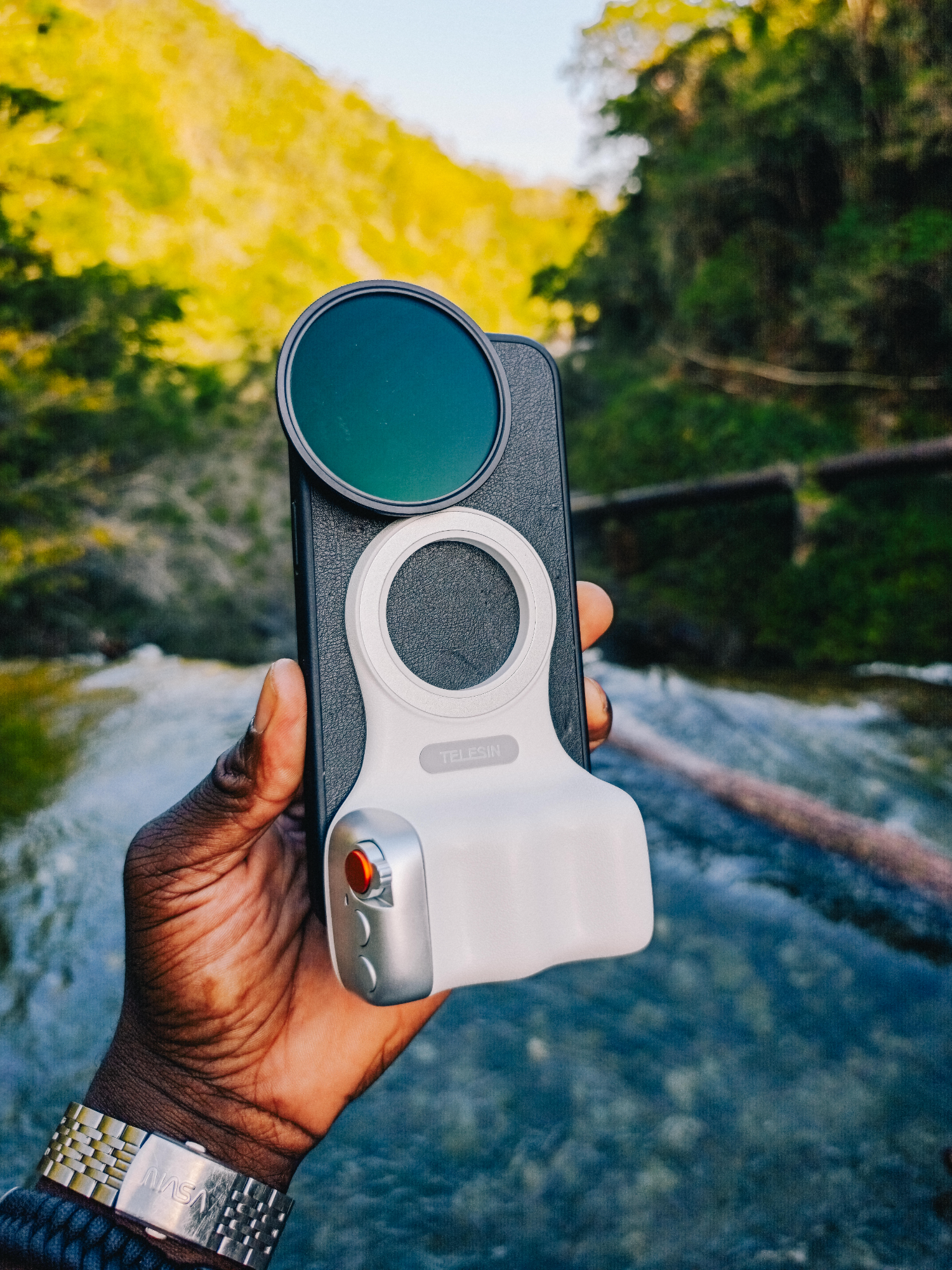 Take a look at this MagSafe-compatible hand grip from Telesin — a seriously clever little accessory for mobile phones and more. It’s a perfect blend of functionality and magnetic engineering. @telesin_offical @te
