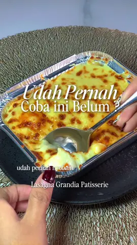 Lembut, creamy, cheesy, dan penuh rasa. Setiap lapisannya meleleh di mulut, bikin pengen ngulang terus! Lagi buru-buru? Tinggal ambil satu, panasin bentar, dan siap santai sambil nonton series 🤤 📍 Cek langsung di Grandia Patisserie, lantai lobby Grandia Hotel. #LasagnaBandung #GrandiaPatisserie #ComfortFood #KulinerBandung #CheesyLasagna #MakananKekinian #LasagnaLover #BandungBakery #PatisserieBandung #foodiesbandung 