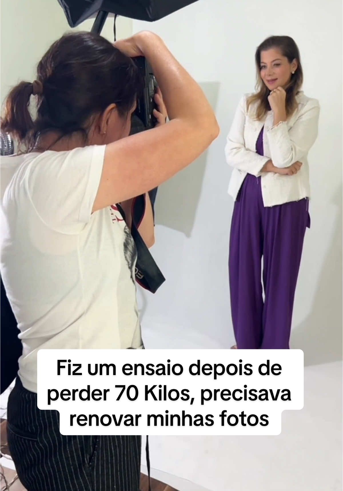 Voltando a modelar!! Só que não rsrs Achei que estava enferrujada, mas acho que ainda consigo render um tiquinho fotografando e foi uma tarde deliciosa! Me descobrindo, descobrindo meu novo corpo, depois de eliminar 70 julgo, eu merecia um ensaio né?! Agora paro de criar fotos com a inteligência artificial kkkkkk Fotos incríveis da @marly_ap que vcs vão ver em breve, pq ficaram lindas demais!  Make da @andressapallermo que arrasa demais!!  Será que ainda posso voltar a modelar??  #ensaiofotografico #ensaiocoorporativo #simonefiuza #book #fotosprofissionais