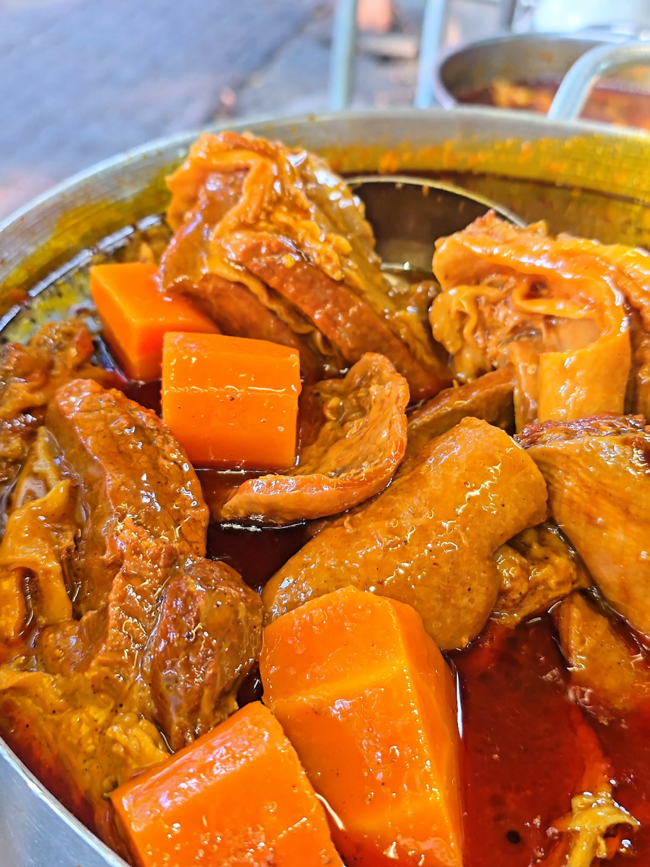 Trời ơi hôm nay mình làm món bò kho mà nhanh cực kỳ luôn á mọi người! 🤪 Chỉ cần 30 phút thôi là có ngay nồi bò kho thơm phức rồi.  Bí quyết nằm ở chai gia vị bò kho độc quyền này nè, khỏi cần nêm nếm gì thêm hết trơn.  Vị ngon đậm đà, thịt bò mềm tan trong miệng 🤤 Mình ăn với bánh mì nóng giòn là hết sẩy luôn.  Cuối tuần rảnh rỗi tranh thủ làm liền nha. #bokho #anngon #nauankhongkho #30phut #monngonmoingay